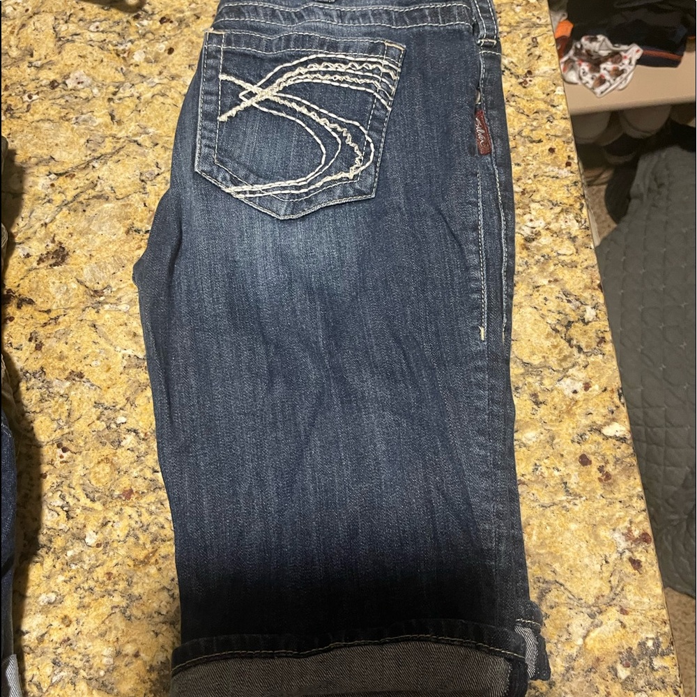 SILVER JEAN CO. BERMUDA SHORTS.